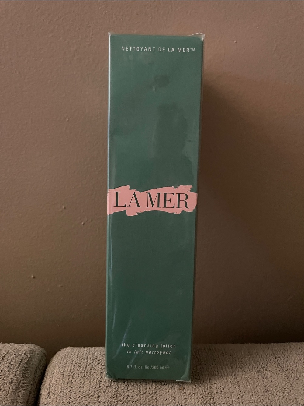 La Mer Cleansing Lotion in Forest Green with Pale Pink Logo